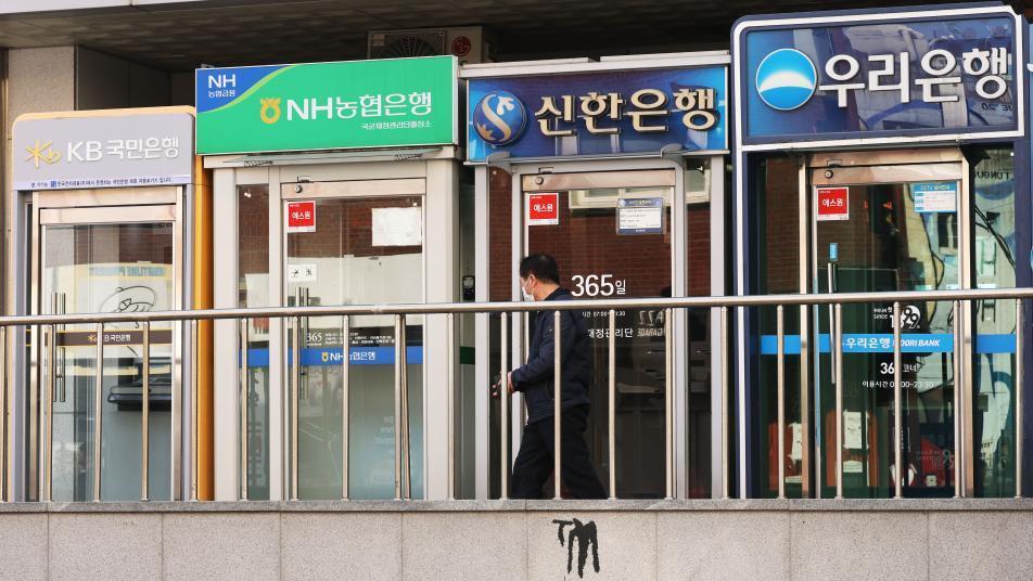 “땅 짚고 헤엄치기” 정부 경고에 은행들 내년 대출 조인다