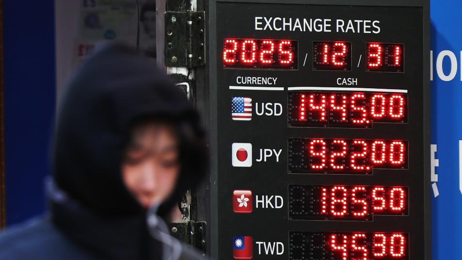 “환율 내렸을 때 사 놓자”… 달러 환전-예금 급증