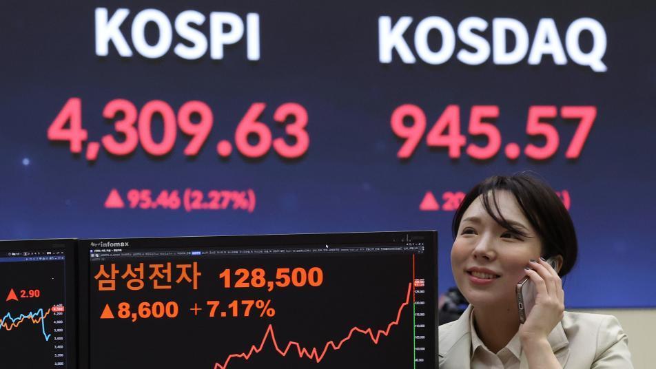 새해 첫 거래일 코스피 사상 최고가 기록…삼전·하닉 신고가