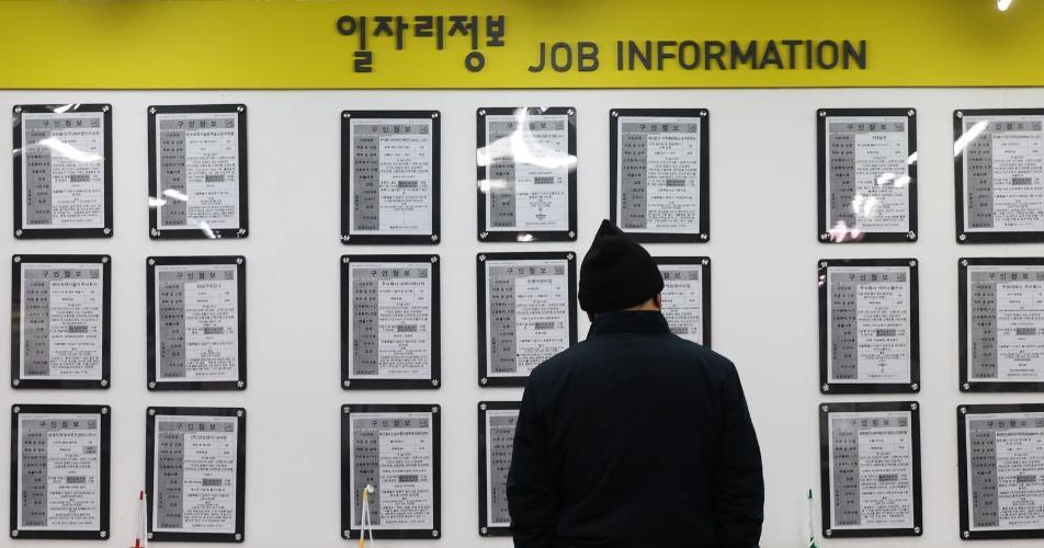 사회 초년생-경제 허리층 일자리, 1년새 19만개 사라졌다