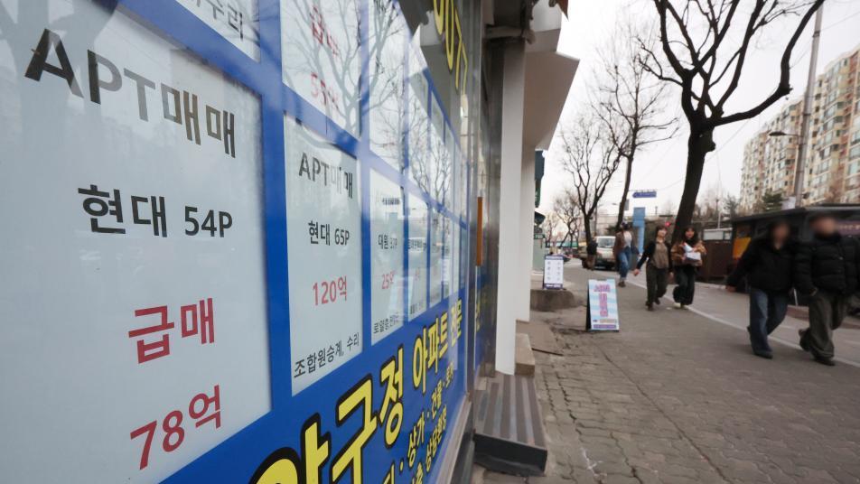 “집 팔래요”…강남3구 매수심리 1년만에 ‘매수인 우위’ 전환