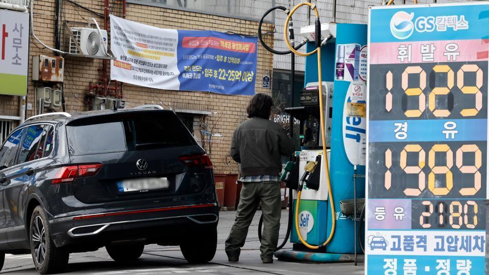 서울 휘발유 값 1900원 넘었다…경유, 하루새 39원 뛰어 ‘역전’