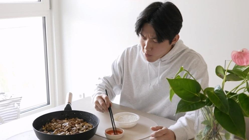 데이식스 도운, 숨겨둔 요리 실력? 정체불명 아침식사 공개