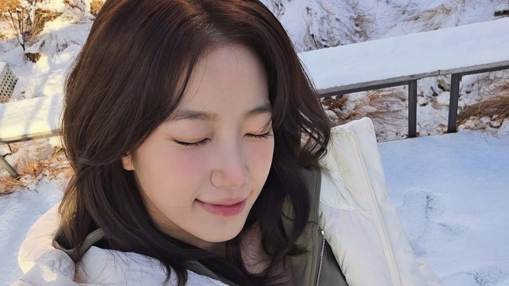 르세라핌 카즈하, 눈 내린 거리서 뽐낸 ‘겨울 여신 비주얼’