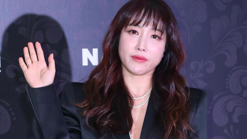 ‘불륜 의혹’ 트로트 가수 숙행, 프로그램 하차…“심려 끼쳐 죄송”