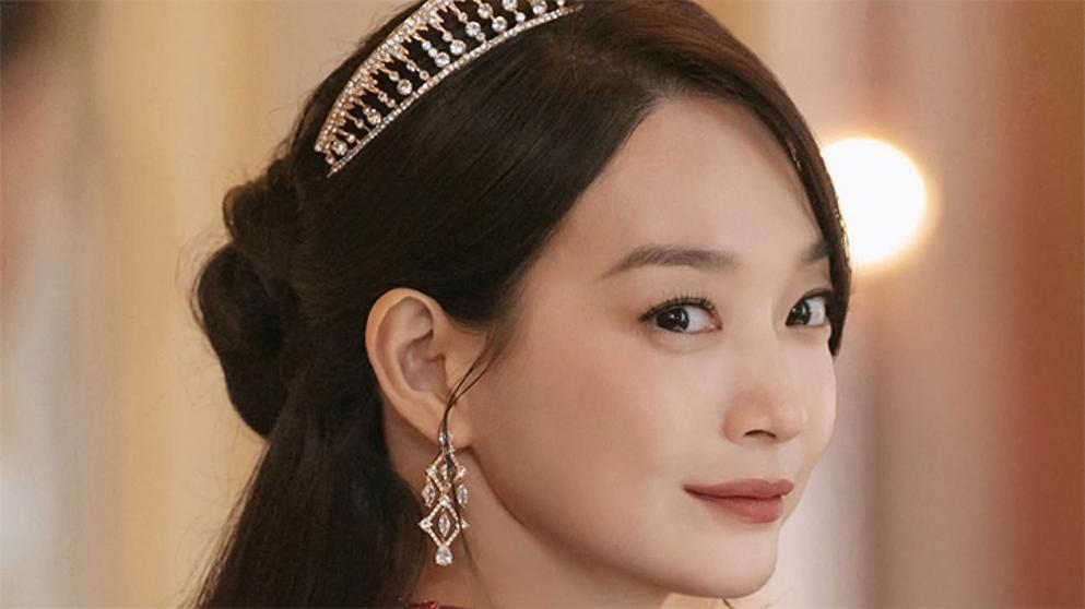 ‘김우빈♥’ 신민아, 결혼 후 여전한 미모…왕관도 어울려