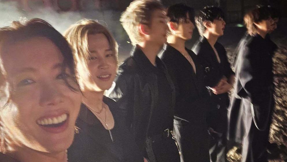 BTS, 올블랙 룩에 야외 촬영…완전체 컴백 준비 현장 공개