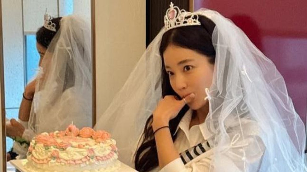 면사포 쓴 기은세 “결혼하는 거 아니에요”