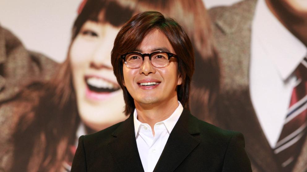 ‘백발 장발’ 배용준, 추가 포착…“박수진 챙기는 다정함”