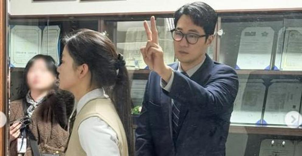 소지섭, 딸 뒤에서 몰래 브이…반전 아빠 면모