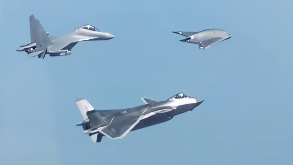 中 스텔스 무인기·전투기 편대 비행 모습 최초 공개