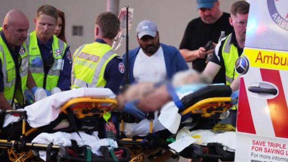 호주 해변 유대인 행사에 총격, 12명 사망… 시민이 범인 맨손 제압