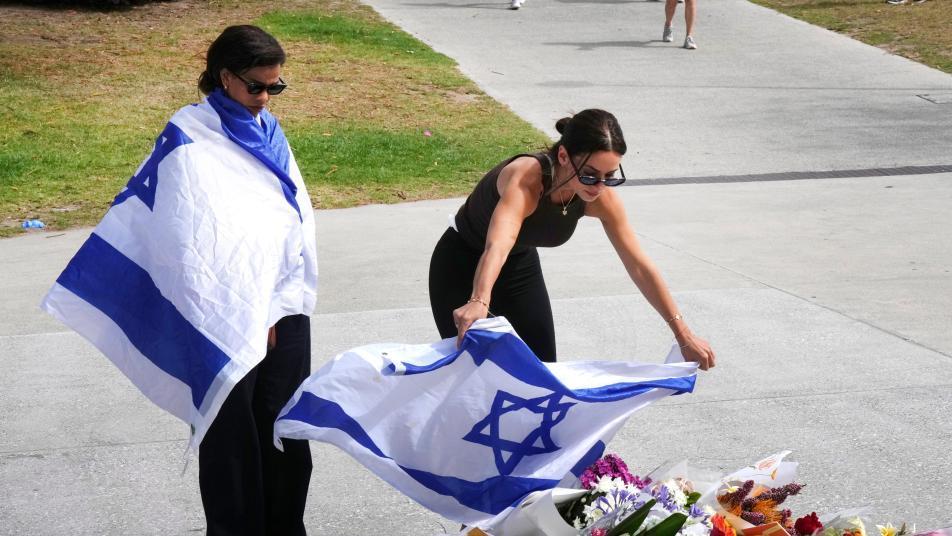 호주 총격범 2명은 부자관계… 총 뺏은 시민영웅은 40대 무슬림