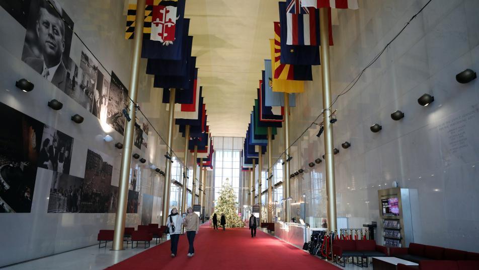 美케네디센터 ‘트럼프 케네디 센터’로 개명…민주당·케네디 가문 반발