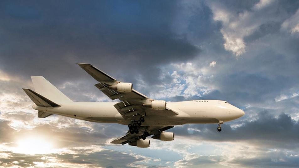 비상착륙하다 100t 항공유 마을에 뿌려…주민들 “이상한 냄새 나”