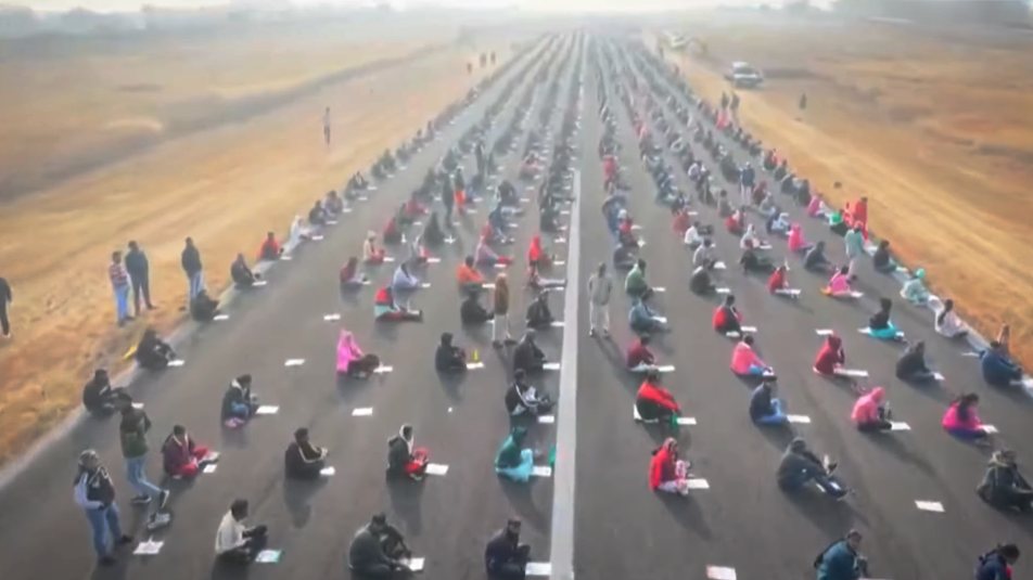 활주로에 인파 가득 왜?…印 취업난이 부른 진풍경