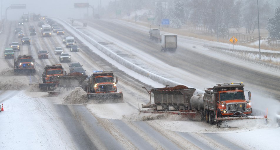 美 북동부 지역에 연말연시 폭설과 폭풍 항공대란 ..서부는 홍수· 진흙산사태