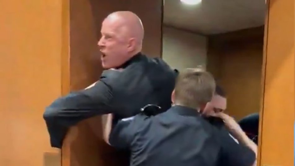 “우리 아들-딸 왜 죽어야하나” 항의…팔 부러진채 끌려나갔다