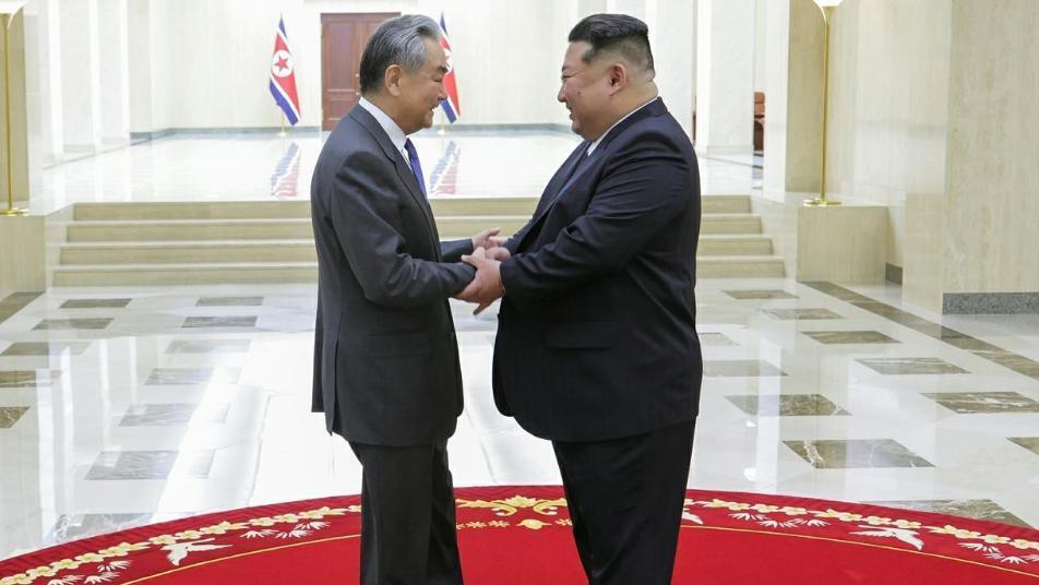 김정은, 트럼프 보란듯 “中 대내외 정책 전적 지지”