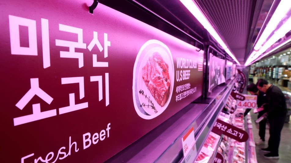 트럼프, 수입 소고기 관세 인하 유예…농가-지지층 반발에 연기