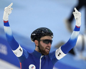 가운뎃손가락 ‘번쩍’ 올린 러 선수 “첫 메달 의미…죄송”