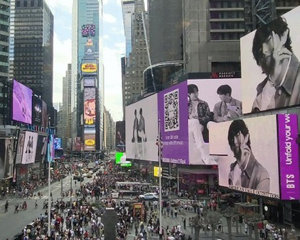 ‘완전체 중단’ BTS 7명, 뉴욕 타임스퀘어 등장…“보랏빛 물결”