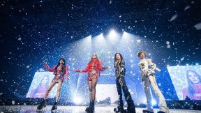 2NE1, 히트곡 다음에 히트곡…팬까지 울린 10년만의 공연