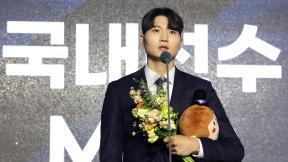 SK 안영준, 팀 선배 김선형 제치고 정규리그 MVP
