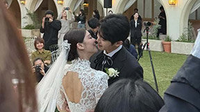 ‘등 파인 드레스 입고 결혼식’ 에일리, 남편 최시훈과 키스 1초전…행복