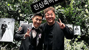 ‘11세 연하와 결혼’ 김종민, 새신랑의 행복 미소…정준하 축하