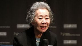 윤여정 “큰아들, 25년 전 커밍아웃… 뉴욕서 동성혼”