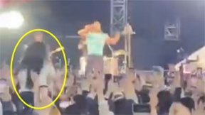 콜드플레이 공연장 ‘목말 관객’ 논란…“해외선 이해” vs “이기적 행동”