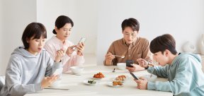 폰만 보는 가족식사… ‘무반응 금지게임’으로 말문을
