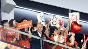 ‘낭만 구단주’ 김승연 회장, 한화이글스에 ‘오렌지색 휴대전화’ 선물