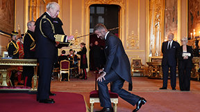 베컴, 英국왕에 기사 작위 받는순간, 케데헌 ‘골든’ 울려퍼졌다