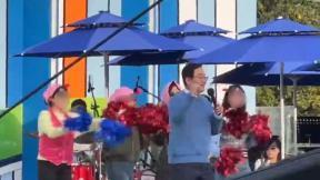 노래자랑에 출연한 구청장, ‘백댄서’로 나선 간부 여성 공무원들