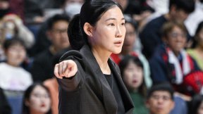 女농구 첫 ‘여성감독’ 맞대결… BNK 박정은 웃었다