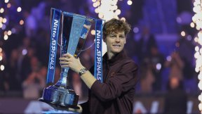 신네르, 알카라스 꺾고 ATP 파이널스 우승…2년 연속 정상