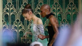 그란데 균형 잃게 한 남성, 징역 9일…상습 난입 전력도