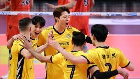 KB손보, OK저축 꺾고 선두 복귀…페퍼, 1위 도로공사 추격