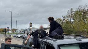 ‘자동차 위로 쿵’…英 팝스타, 난간에 매달린 男 구했다