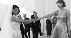 절친이 이 사람?…셀레나 고메즈 미공개 결혼식 사진 보니