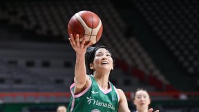 ‘수비’로 BNK 우승 이끌었던 日 출신 이이지마, 이번 시즌엔 ‘공격여왕’…하나은행 1R 공동 선두