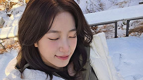 르세라핌 카즈하, 눈 내린 거리서 뽐낸 ‘겨울 여신 비주얼’