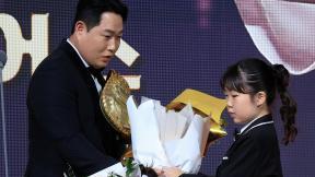 딸들 꽃다발 받은 양의지… 10번째 황금장갑 최다 타이