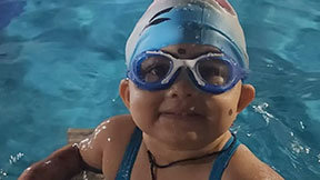 ‘만 1세’의 나이로 100m 수영한 아기…10분8초 걸려