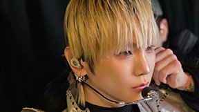 ‘주사 이모 의혹 묵묵부답’ 키, 시카고 공연 모습 공개…금발에 마이크 차고