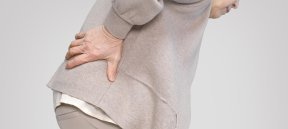 아침에 더 아픈 허리… 방치했다 평생 고생하는 ‘이 질환’