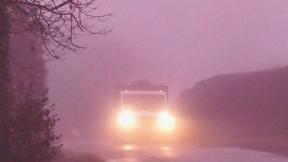 영국 하늘 덮은 ‘분홍빛 안개’…“광학적 현상일 뿐이라는데”