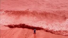 종말의 징조?…핏빛 된 이란 호르무즈섬 해변